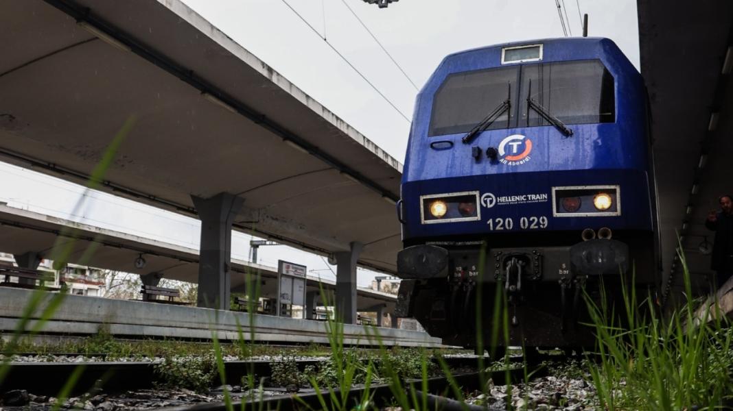 Τρένο έσερνε γυναίκα που είχε πιαστεί στις πόρτες - Δύο συλλήψεις