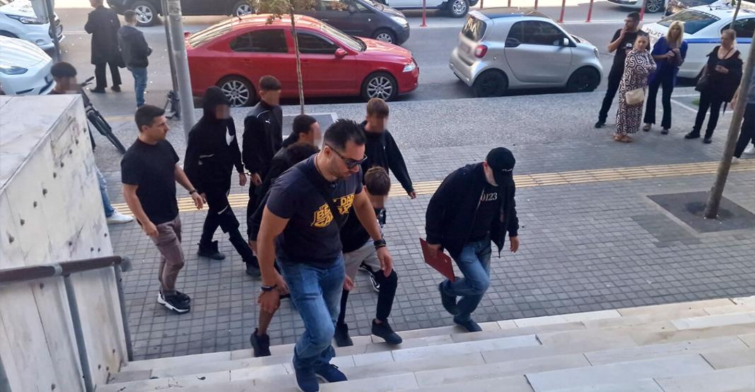 Ελεύθεροι οι ανήλικοι που συνελήφθησαν για τον ξυλοδαρμό του 16χρονου και της 14χρονης φίλης του