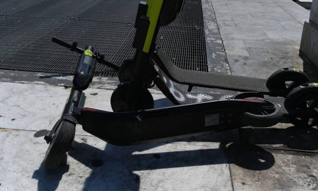 Νεαρός με ηλεκτρονικό πατίνι «καρφώθηκε» σε φορτηγό - Στο νοσοκομείο ο 23χρονος