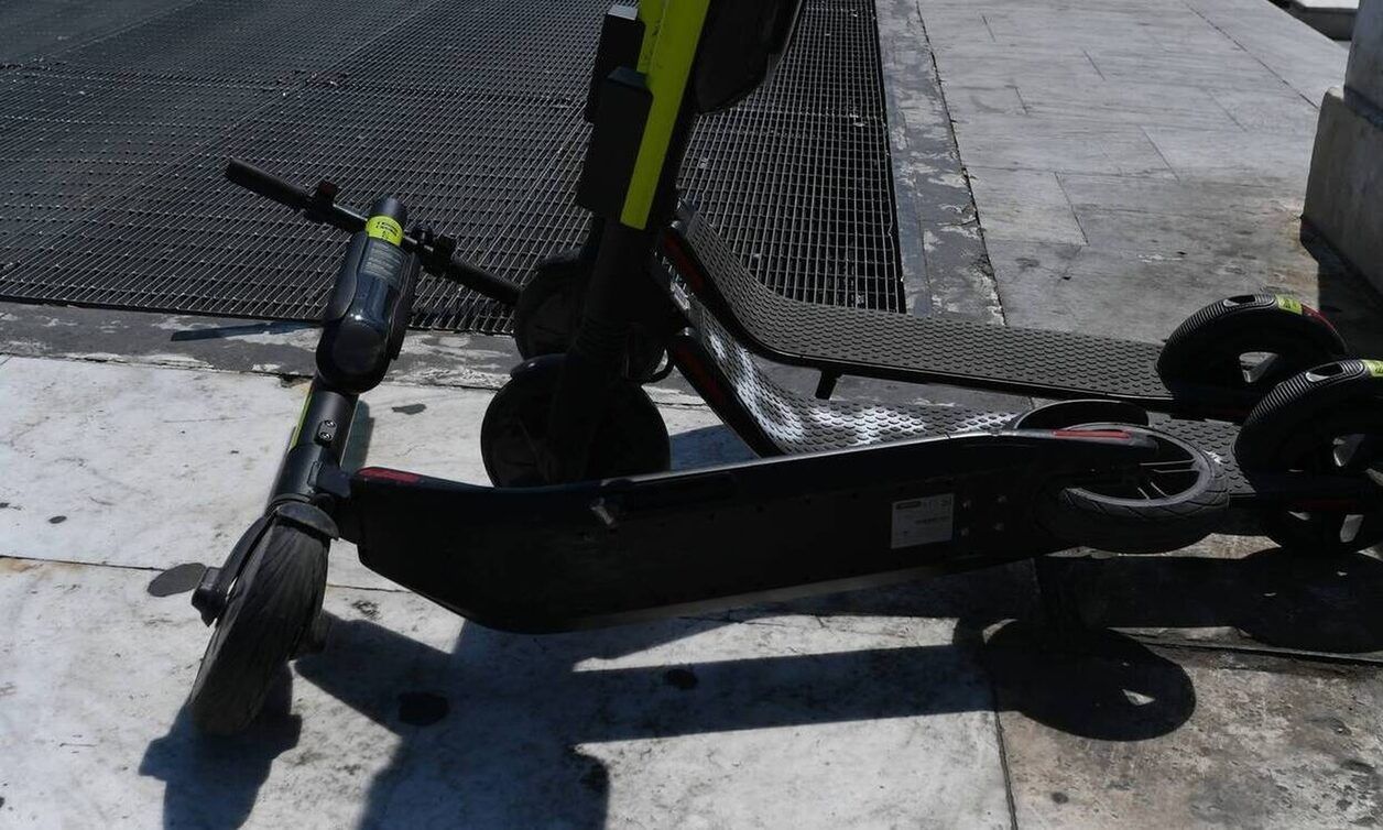 Νεαρός με ηλεκτρονικό πατίνι «καρφώθηκε» σε φορτηγό - Στο νοσοκομείο ο 23χρονος