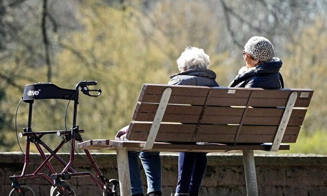 Συντάξεις χηρείας: Τι θα ισχύσει με τις περικοπές - Τα σενάρια που εξετάζονται