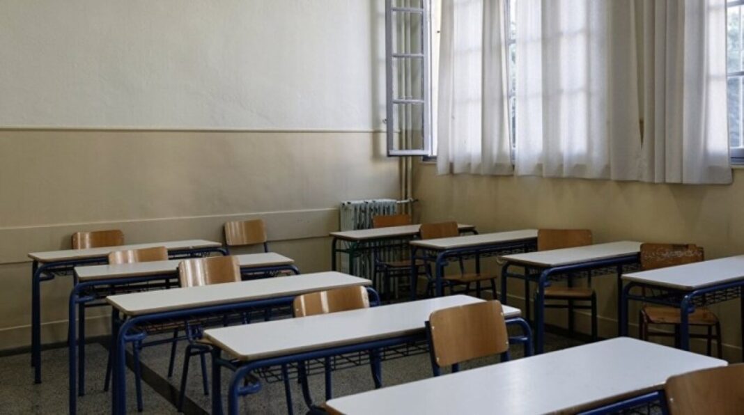 taksi23 Γονέας πέταξε μπουκάλι στο κεφάλι διευθύντριας σχολείου