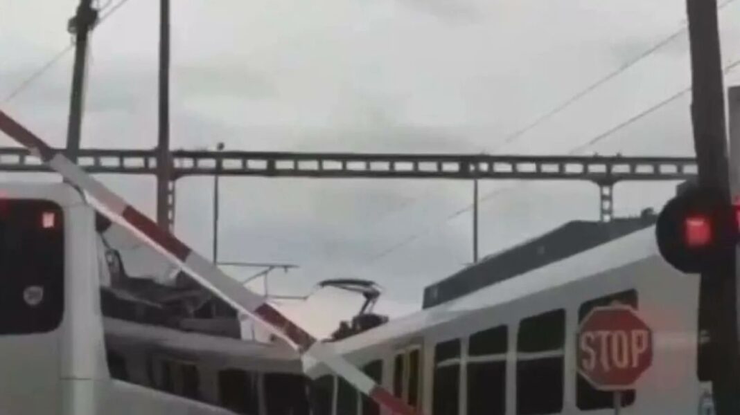 Παρ' ολίγον σύγκρουση λεωφορείου με τρένο στο κέντρο της Αθήνας