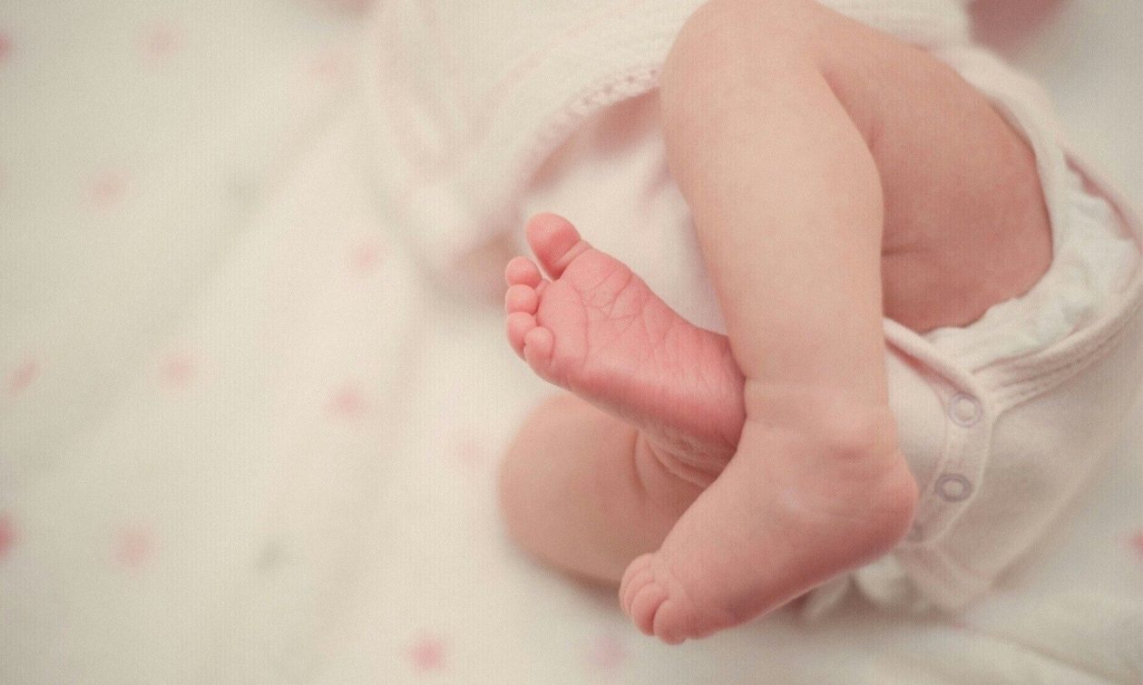 Διασωληνωμένο παιδάκι 1 έτους – Βρέθηκε αναίσθητο από ναρκωτικά που κάπνισε δίπλα του ο πατέρας του