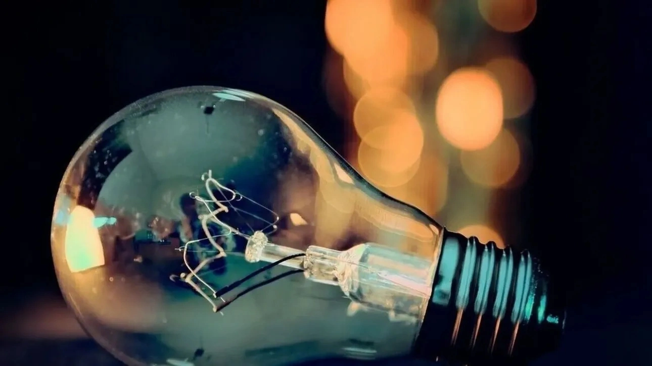 Ρεύμα: Φόρος σε όλη την ηλεκτροπαραγωγή η βάση της συζήτησης με την Κομισιόν για τα τιμολόγια