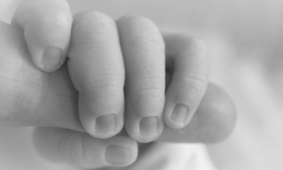 Αμαλιάδα: Τι ακριβώς είναι η πνευμονίτιδα από την οποία πέθαναν τα δύο βρέφη