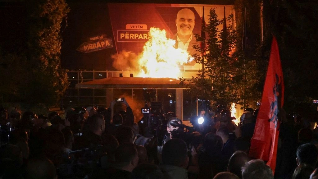 Επεισόδια σε αντικυβερνητική διαδήλωση στα Τίρανα – Τραυματίες και εκτεταμένες ζημιές