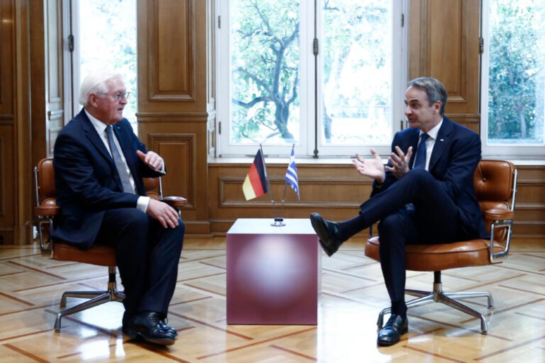 Επίσκεψη Σταϊνμάιερ στην Ελλάδα: Μητσοτάκης και Σακελλαροπούλου επανέφεραν το ζήτημα των γερμανικών αποζημιώσεων