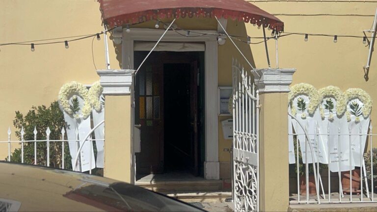 Σε κλίμα οδύνης η κηδεία του 68χρονου που έπεσε νεκρός από τα χέρια της συζύγου του