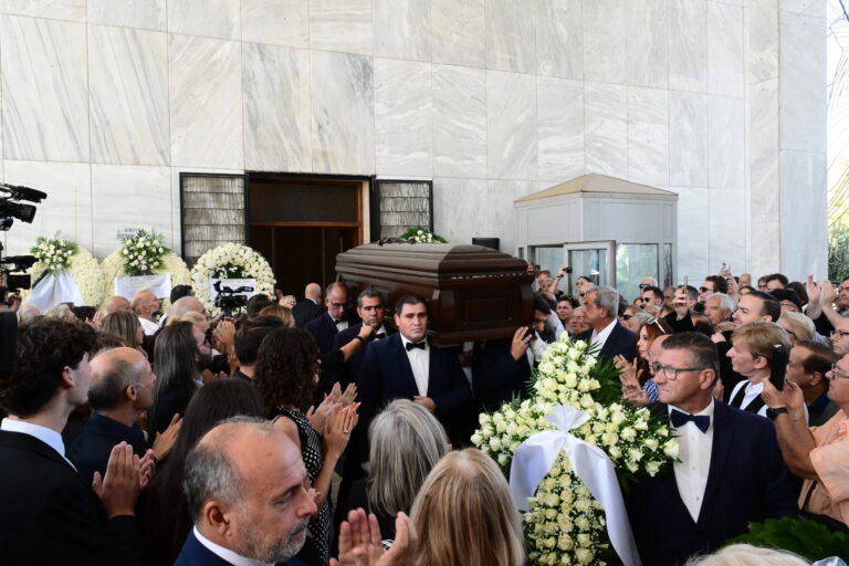 To τελευταίο αντίο στον Μίμη Πλέσσα – Πλήθος κόσμου στο λαϊκό προσκύνημα
