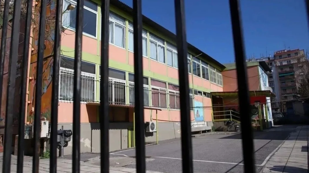 Φωτιστικό έπεσε στο κεφάλι καθηγήτριας – Μεταφέρθηκε στο νοσοκομείο