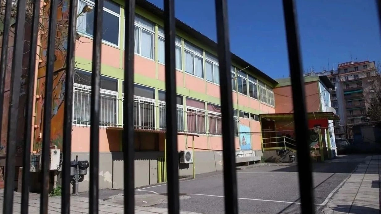 Φωτιστικό έπεσε στο κεφάλι καθηγήτριας – Μεταφέρθηκε στο νοσοκομείο