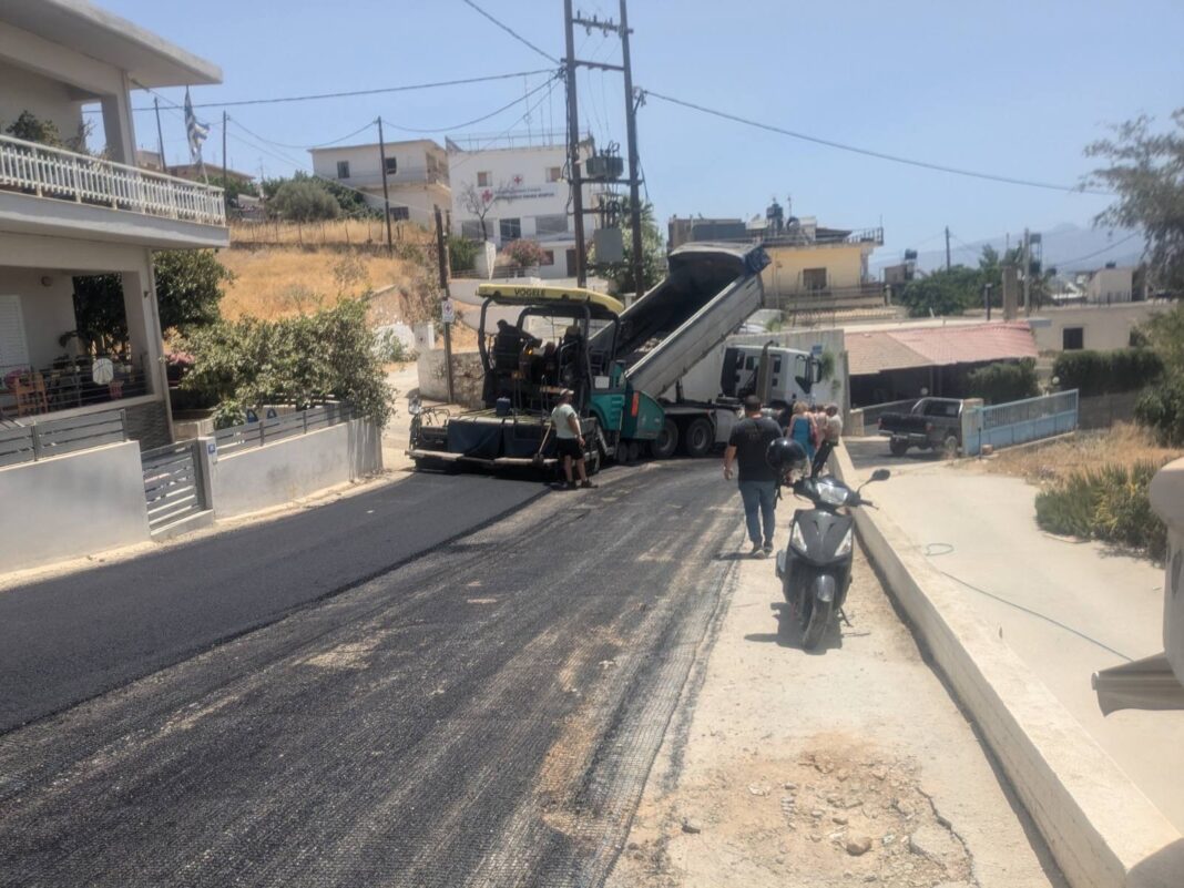 Με γοργούς ρυθμούς συνεχίζονται οι ασφαλτοστρώσεις στις Μοίρες