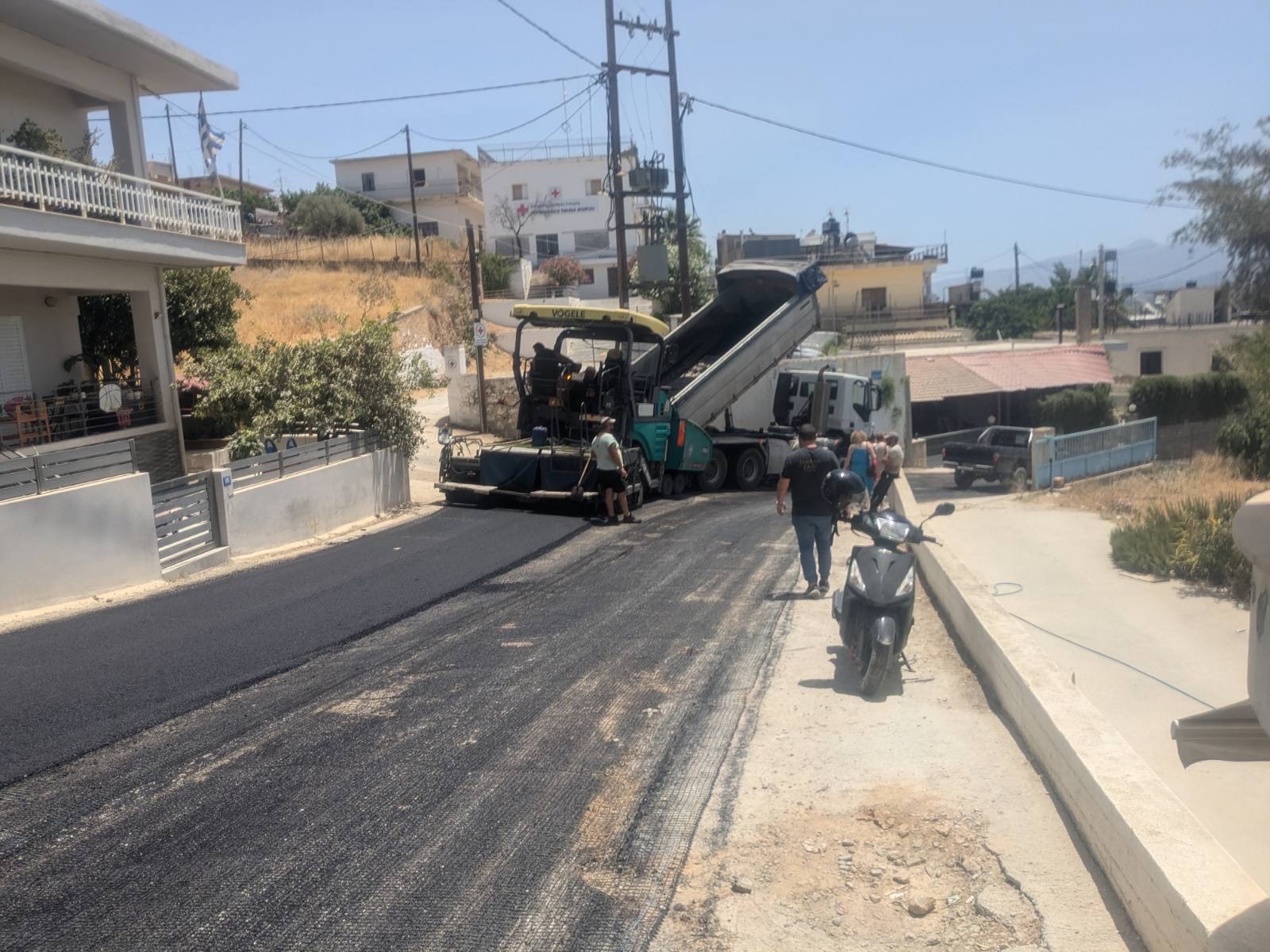 Με γοργούς ρυθμούς συνεχίζονται οι ασφαλτοστρώσεις στις Μοίρες