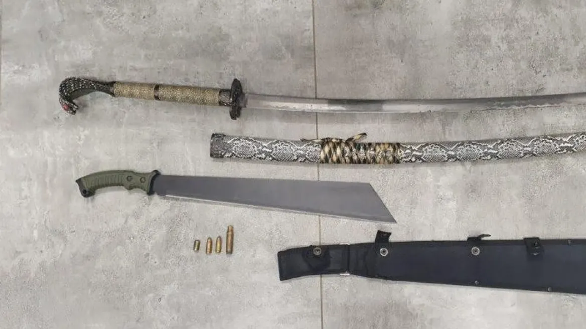 Σπαθί Κατάνα και ματσέτα βρέθηκαν στο σπίτι κλέφτη
