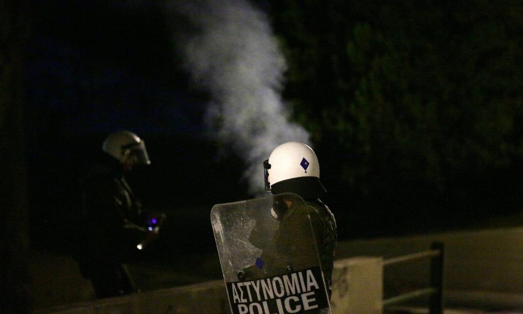 Κουκουλοφόροι πέταξαν πέτρες και μολότοφ κατά αστυνομικών μέσα από το ΑΠΘ