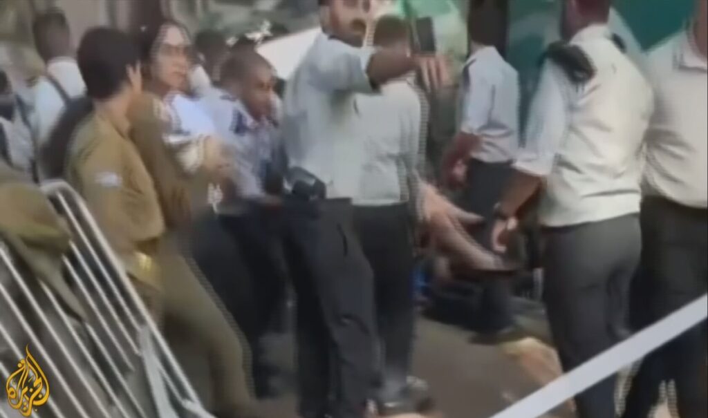 NEWS-ROOM_2024-10-27_09.59.34_frame_49818-1024x605 Φορτηγό έπεσε σε στάση λεωφορείου στο Τελ Αβίβ – Τουλάχιστον 20 τραυματίες, αναφέρουν ισραηλινά ΜΜΕ