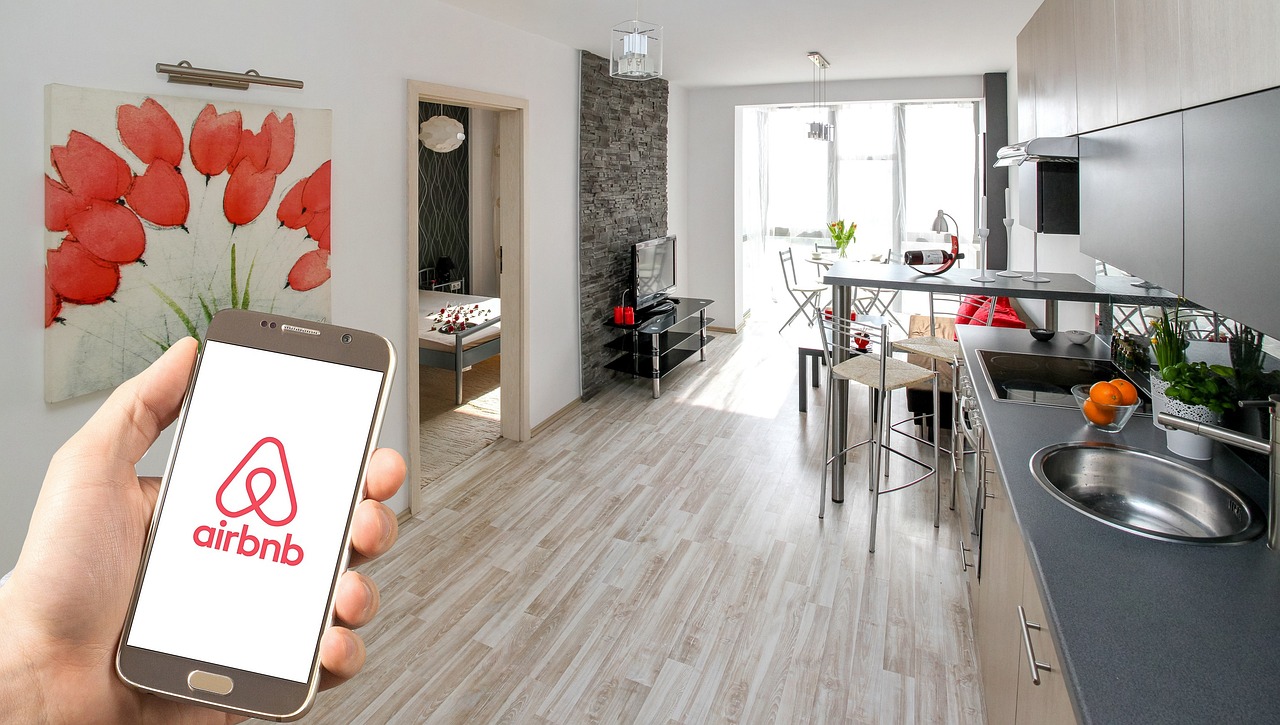 Airbnb: Πόσο κερδίζουν οι ιδιοκτήτες ακινήτων (έρευνα)