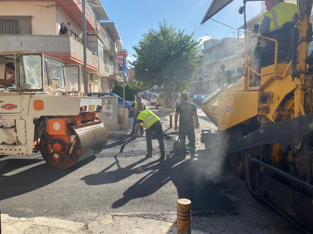 Συνεχίζονται τα έργα ασφαλτοστρώσεων σε δρόμους από τον Δήμο Ηρακλείου – Η περιοχή των Καμινίων στο επίκεντρο