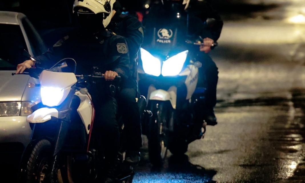 Πειθαρχική έρευνα σε βάρος αστυνομικού που επιτέθηκε σε διαδηλώτρια