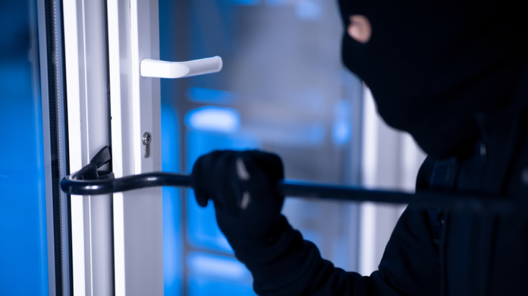 Εισέβαλαν σε μονοκατοικία και άρπαξαν χρυσά ρολόγια και πανάκριβες τσάντες