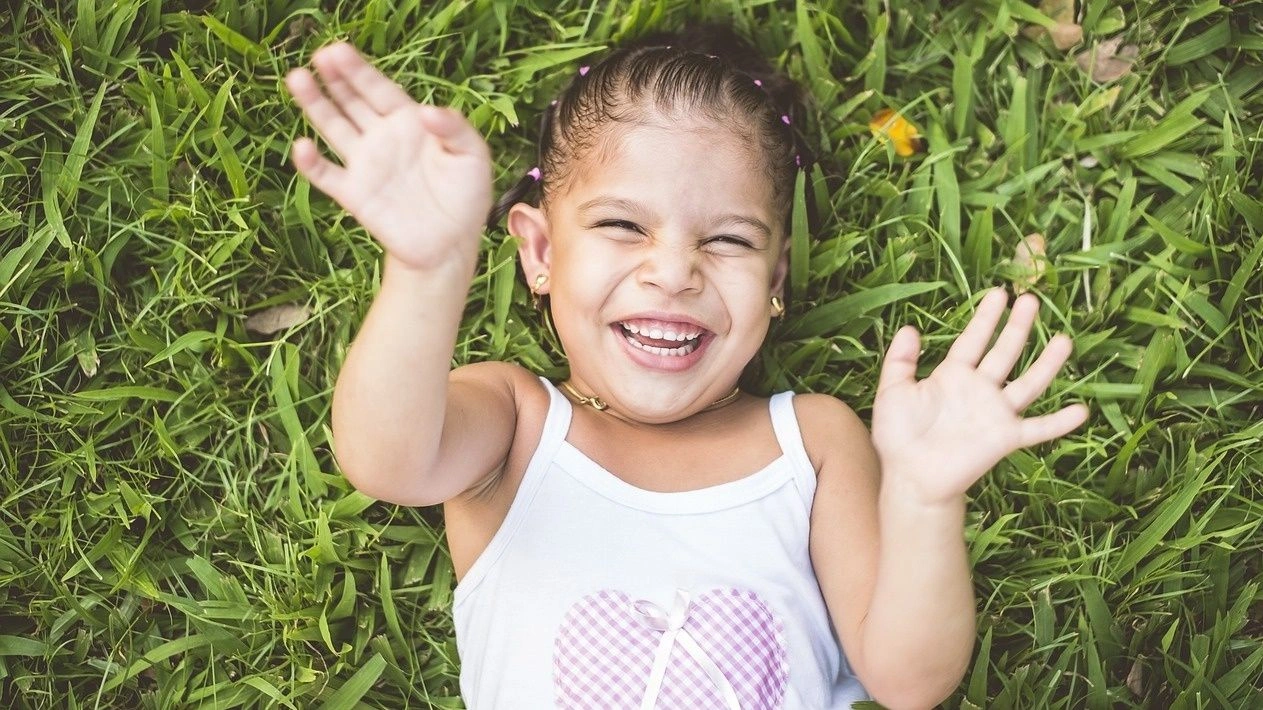 «Το γέλιο είναι δυνατό φάρμακο, δωρεάν και χωρίς παρενέργειες» – Τι λέει επαγγελματίας γέλιου