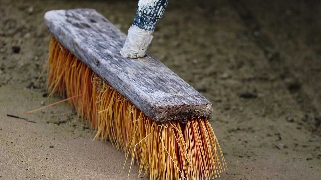 17χρονος κατήγγειλε 19χρονη ότι τον χτύπησε με σκουπόξυλο για 10 ευρώ