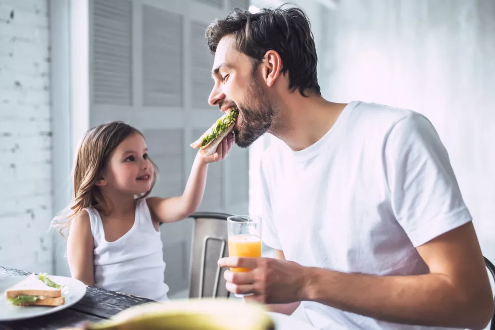 Η χοληστερόλη του πατέρα επηρεάζει την καρδιά των απογόνων – Ποια παιδιά είναι πιο ευάλωτα