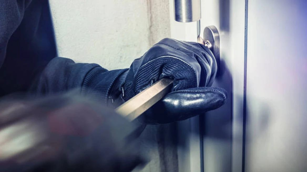 Βίντεο ντοκουμέντα από τη δράση της συμμορίας που έσπαγε πόρτες και «μπούκαρε» σε σπίτια