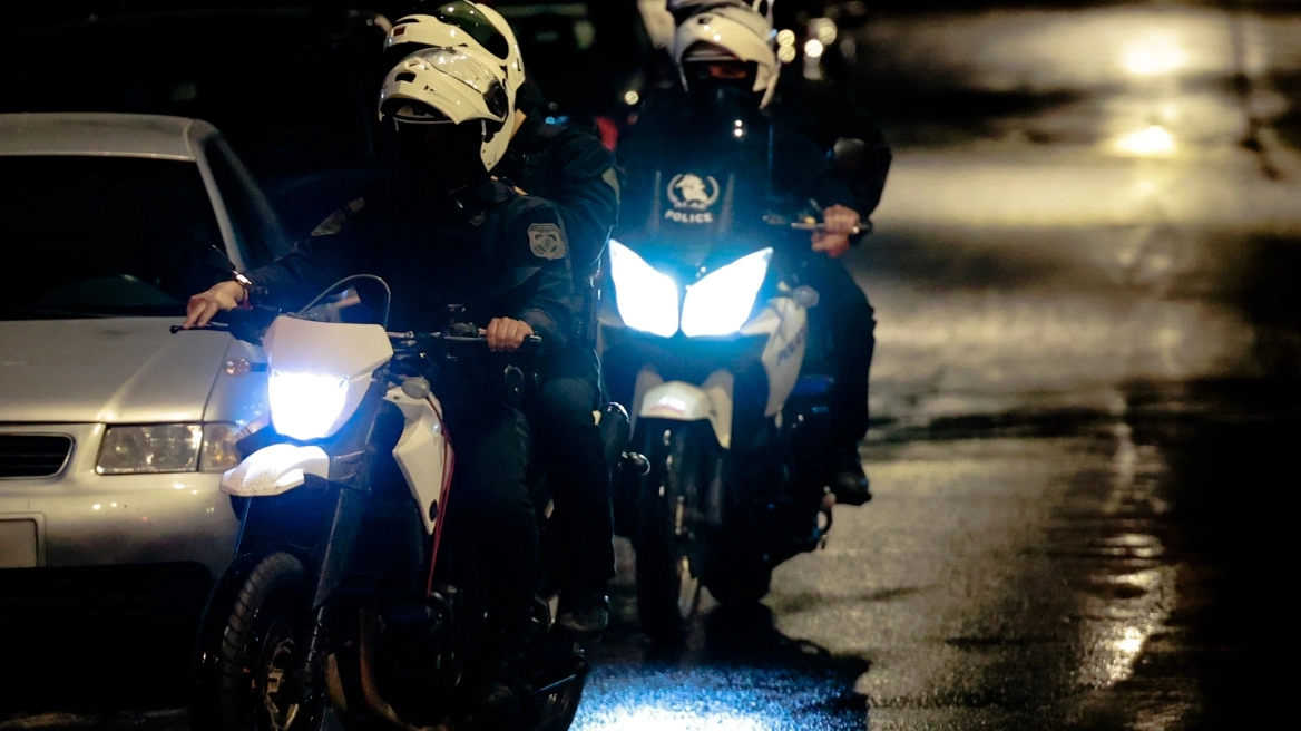 Κουκουλοφόροι απείλησαν με πιστόλι και λήστεψαν δύο 19χρονους