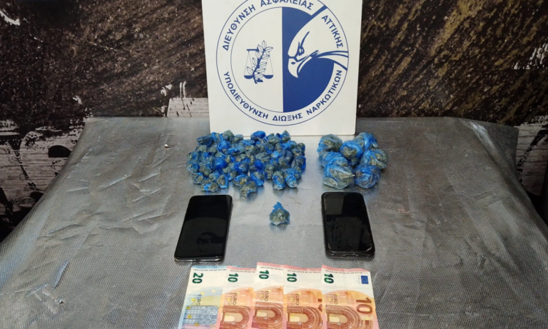 Συνελήφθησαν 18χρονος και 15χρονος για διακίνηση ναρκωτικών έξω από δημοτικό σχολείο
