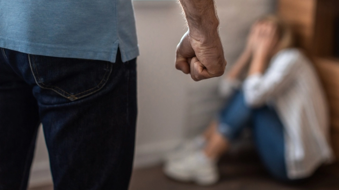 Επιτέθηκε στη σύζυγό του επειδή τον κλείδωσε έξω όταν άργησε να επιστρέψει από βραδινή έξοδο