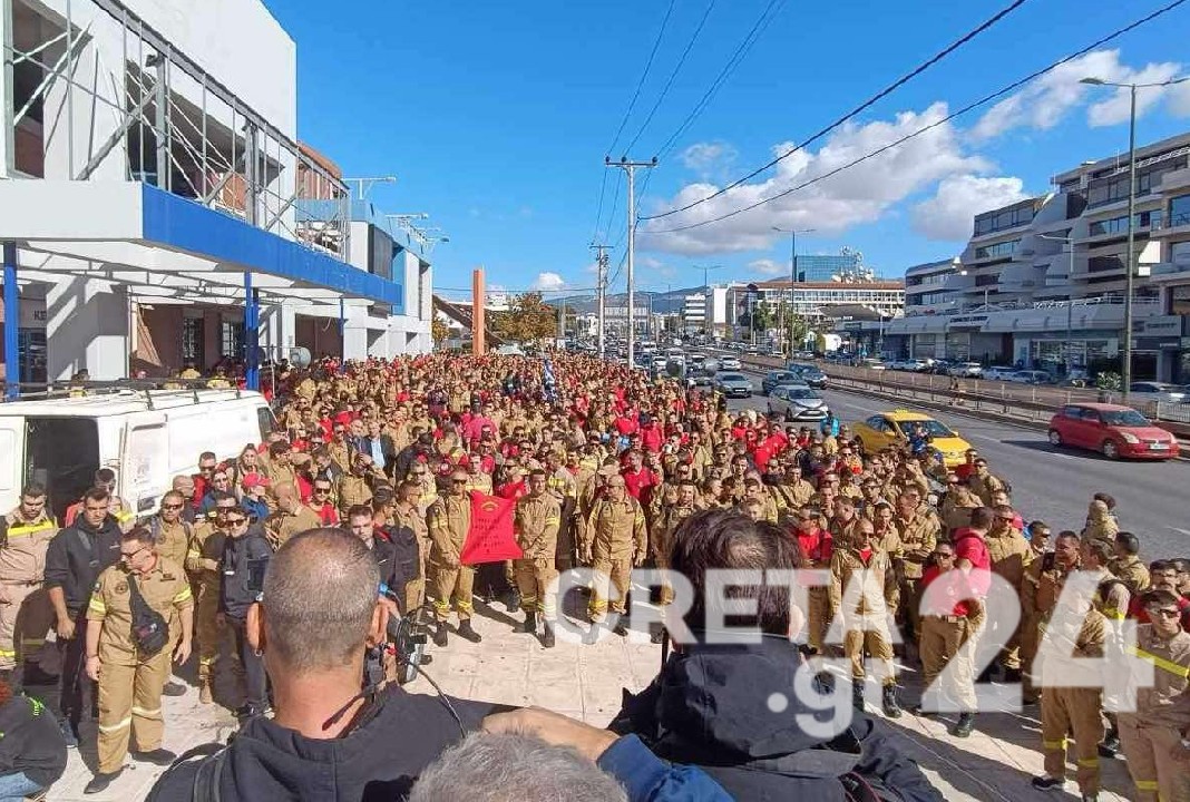 Πυροσβέστες από την Κρήτη στη διαμαρτυρία έξω από το υπουργείο Πολιτικής Προστασίας – Τι ζητούν