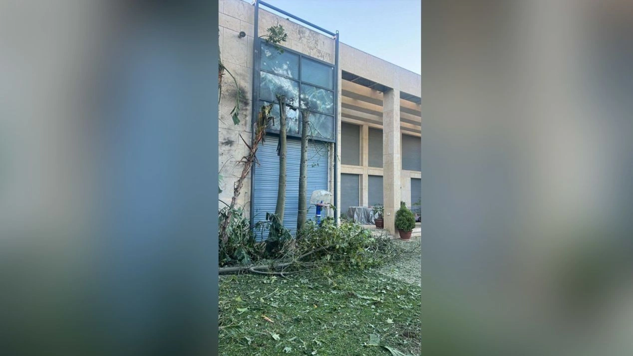 Φωτογραφία από τις ζημιές στην οικία του Νετανιάχου μετά την επίθεση της Χεζμπολάχ