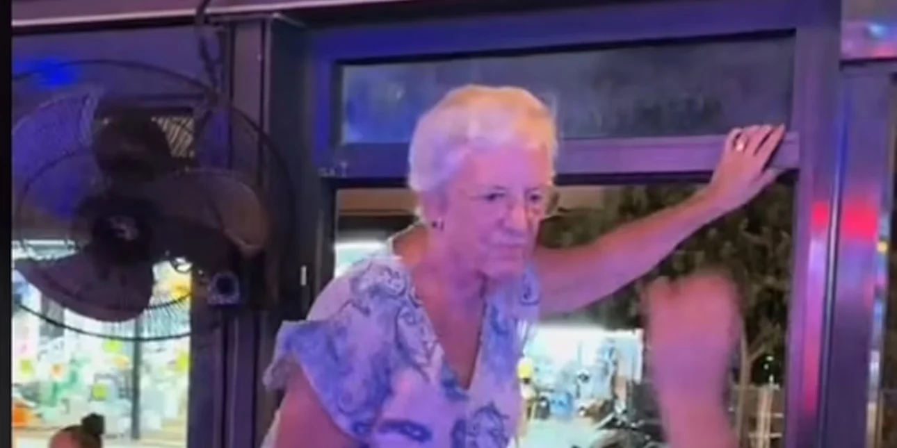 Σούπερ γιαγιά χορεύει ξέφρενα πάνω σε βαρέλι σε τουριστικό θέρετρο της Τουρκίας – Την αποθεώνουν όλοι