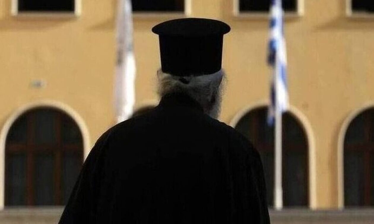 Μαϊμού ιερέας που έριχνε χαρτιά: Βίντεο ντοκουμέντο «ξεσκεπάζει» τη δράση του