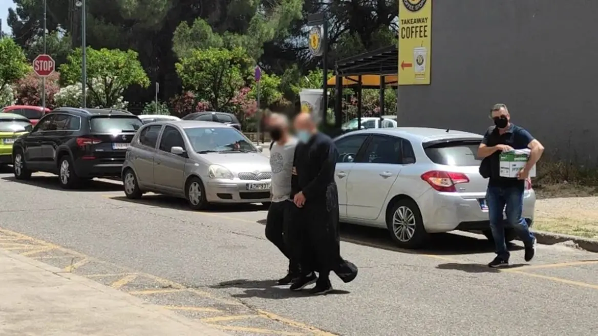 Ιερέας προφυλακισθείς για βιασμούς ανηλίκων συνεχίζει να πληρώνεται κανονικά