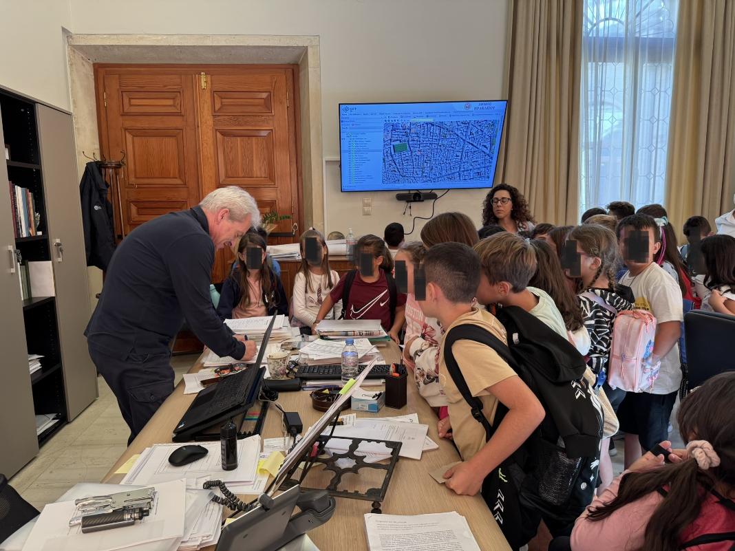 Με παιδικές φωνές γέμισε η Λότζια Επίσκεψη-έκπληξη από τους μαθητές του 56ου Δημοτικού Σχολείου στον Δήμαρχο Ηρακλείου