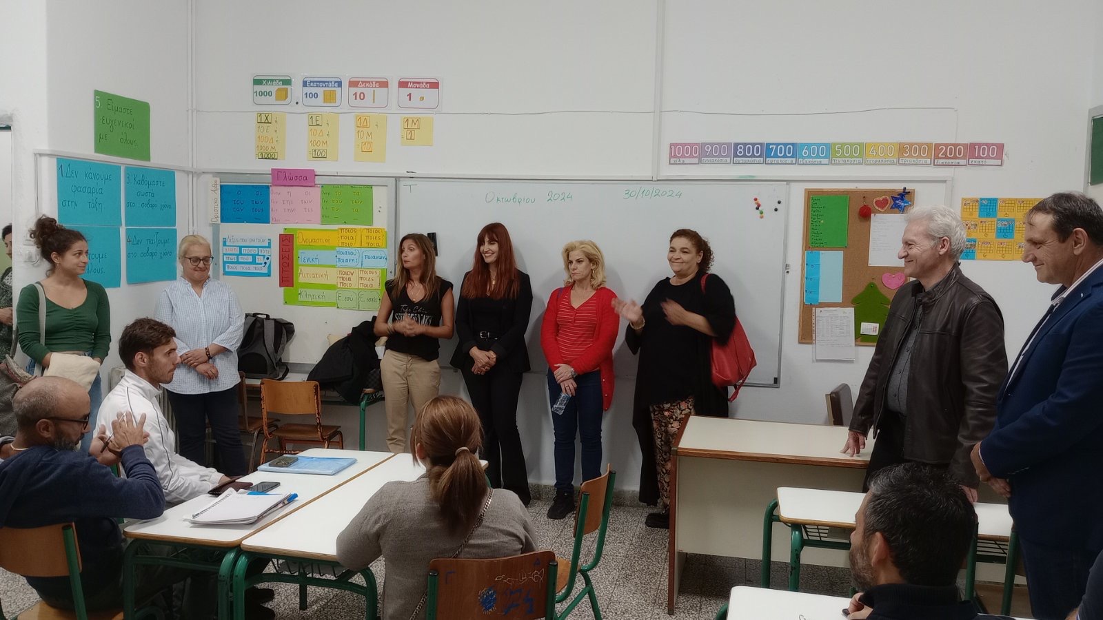 Ο Αλέξης Καλοκαιρινός στην έναρξη των μαθημάτων του πρώτου φροντιστηρίου εκμάθησης Ελληνικής γλώσσας σε μετανάστες και πρόσφυγες