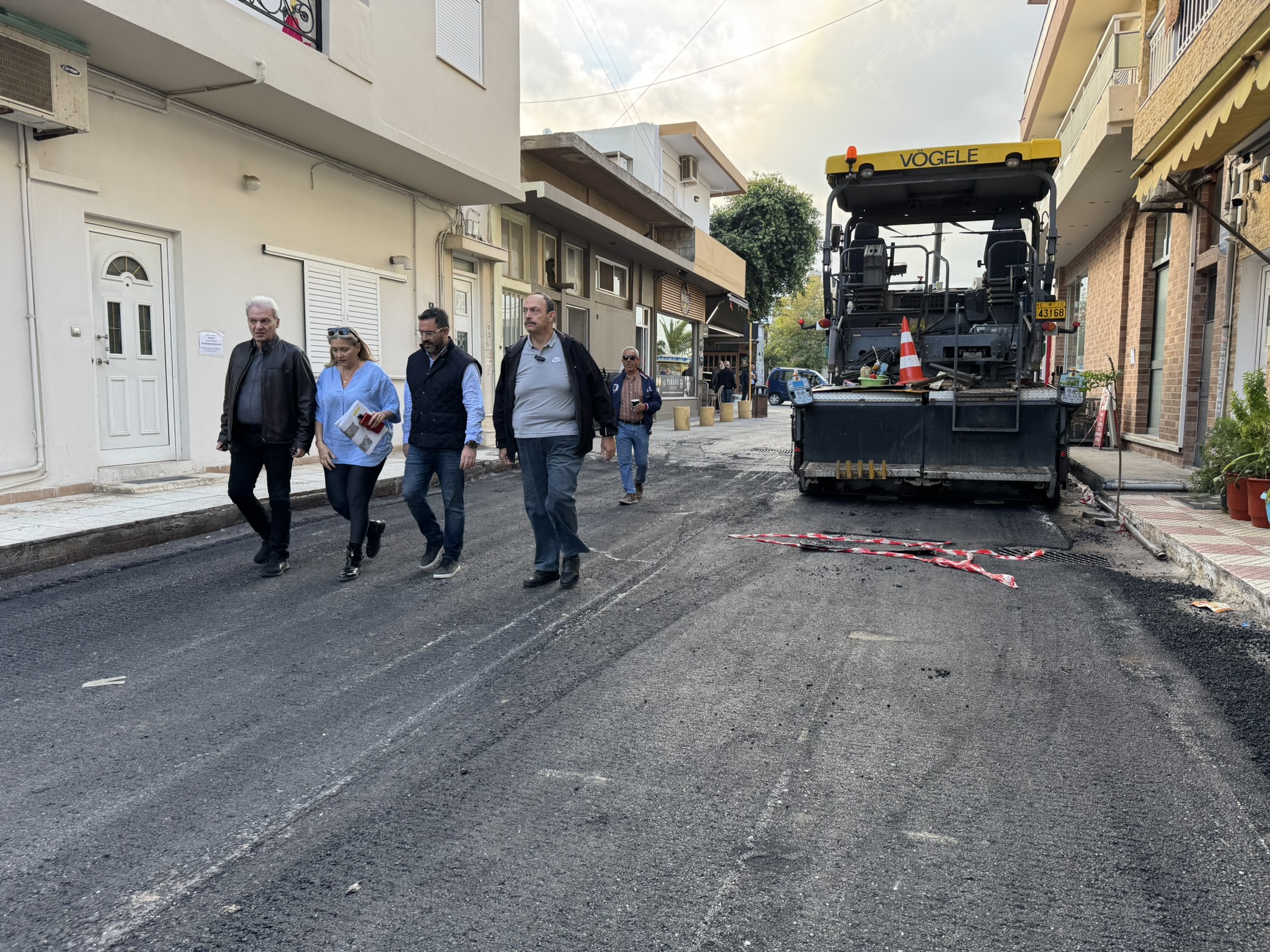 Στις εργασίες ασφαλτόστρωσης στα Καμίνια ο Αλέξης Καλοκαιρινός