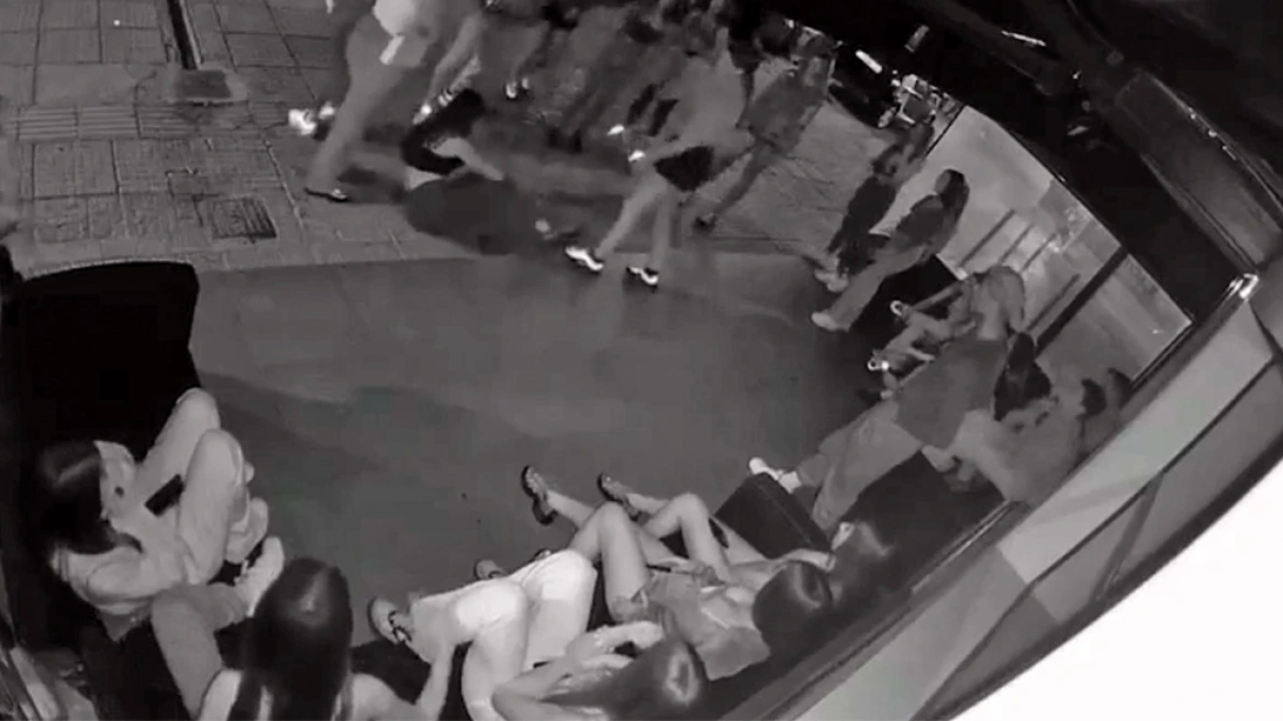 Επέστρεψε στο σχολείο της η 14χρονη που ξυλοκοπήθηκε στη Γλυφάδα – «Προσπαθεί να ενταχθεί», λέει ο πατέρας της