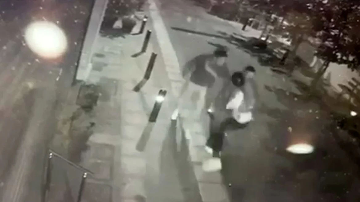 Δύο αδέρφια σκότωσαν με μαχαιριές τον ξάδερφό τους, υποστήριξαν ότι τους κακοποιούσε