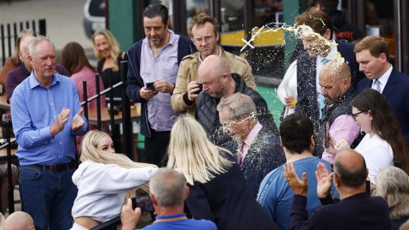 Νάιτζελ Φάρατζ: Ένοχη δήλωσε η 25χρονη που τον «έλουσε» με μιλκσέικ – «Δεν μετάνιωσε για την πράξη της», λέει η εισαγγελέας