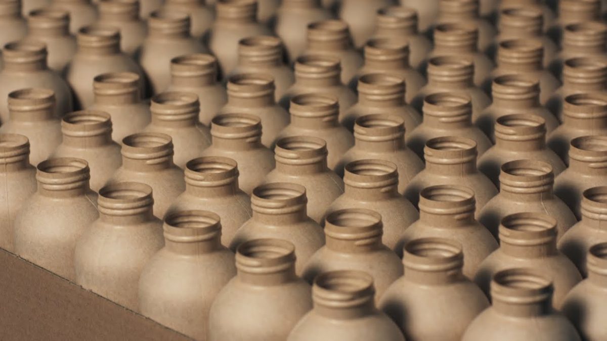 Μετά το χάρτινο καλαμάκι σε γραμμή παραγωγής το χάρτινο μπουκάλι