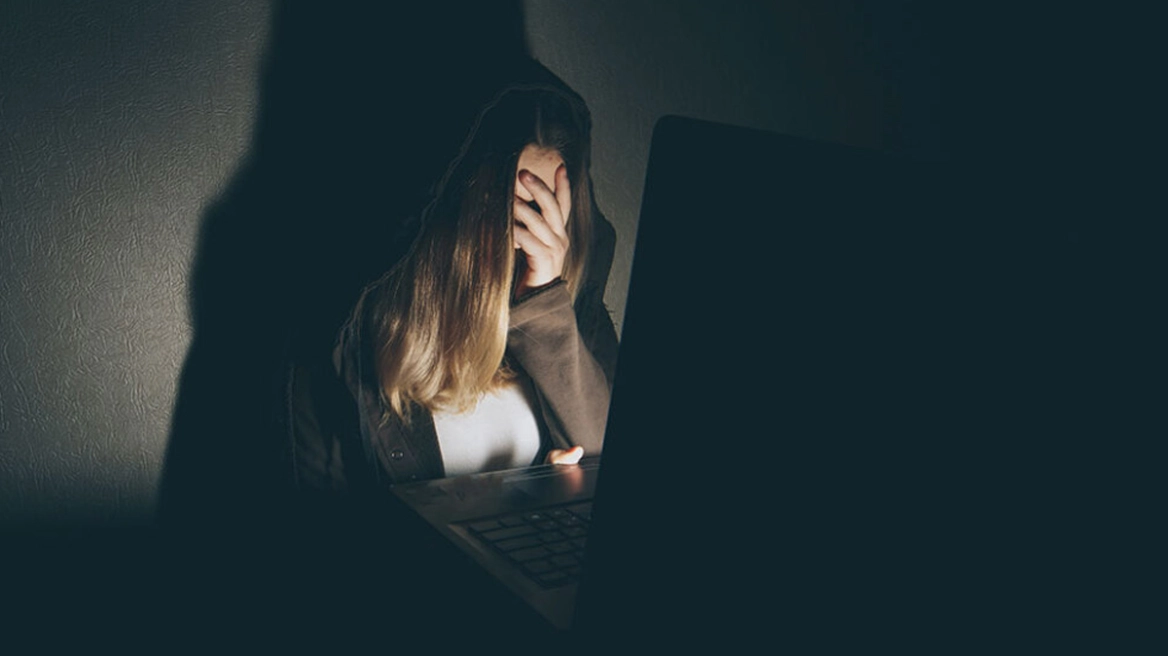 Εκβίαζαν νεαρή με μονταρισμένο βίντεο που την εμφάνιζε γυμνή