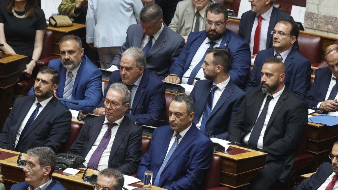 Σπαρτιάτες: Διακοπή για τις 31 Οκτωβρίου στη δίκη – Στο δικαστήριο ο Κασιδιάρης, είναι εκτός φυλακής με άδεια