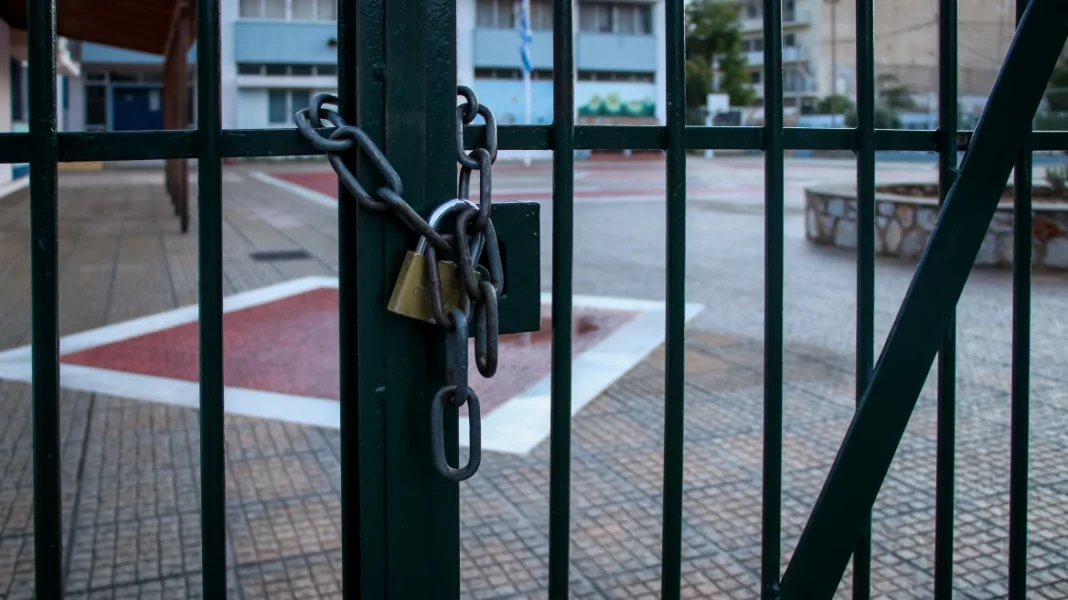 Χειροπέδες σε τρεις ανήλικους για φθορές σε σχολείο κατά τη διάρκεια κατάληψης