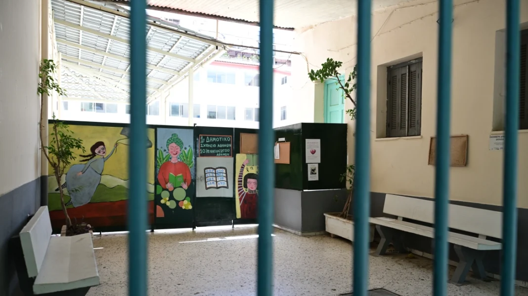 «Χτύπησαν την κόρη μου μέσα στο σχολείο και κανείς δεν μας ενημέρωσε», καταγγέλλει η μάνα της 10χρονης στη Νίκαια