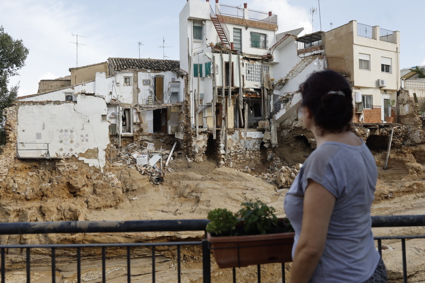 Βαλένθια: Η συγκινητική επανένωση μιας οικογένεια μετά τις πλημμύρες – 53χρονος περπάτησε 30χλμ μέσα στις λάσπες