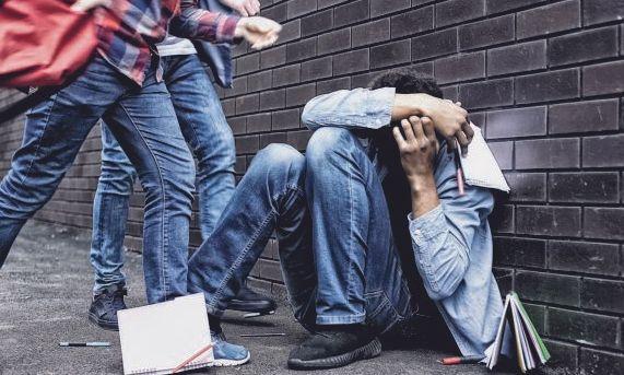 Χειροπέδες σε δύο ανήλικα αδέρφια για επίθεση σε 14χρονο – Συνελήφθη και ο πατέρας τους